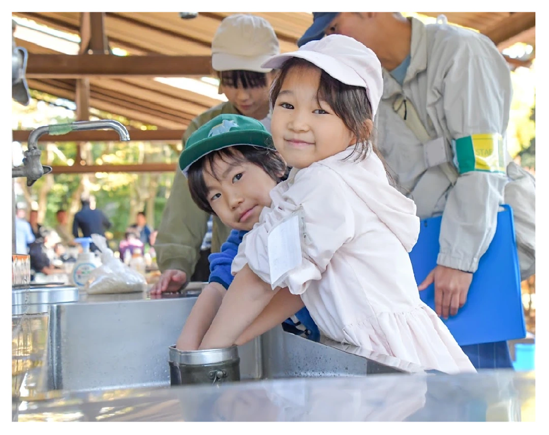 野外炊飯に取り組む子どもたち