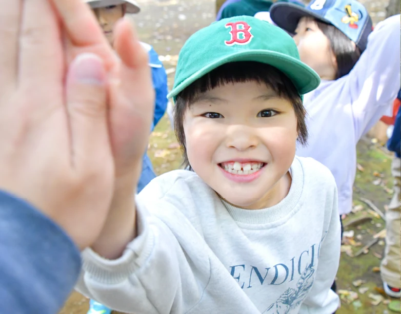 仲間と一緒に活動する子どもたち