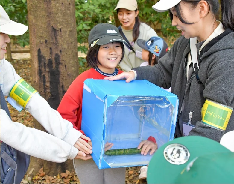 子どもに寄り添うスタッフ